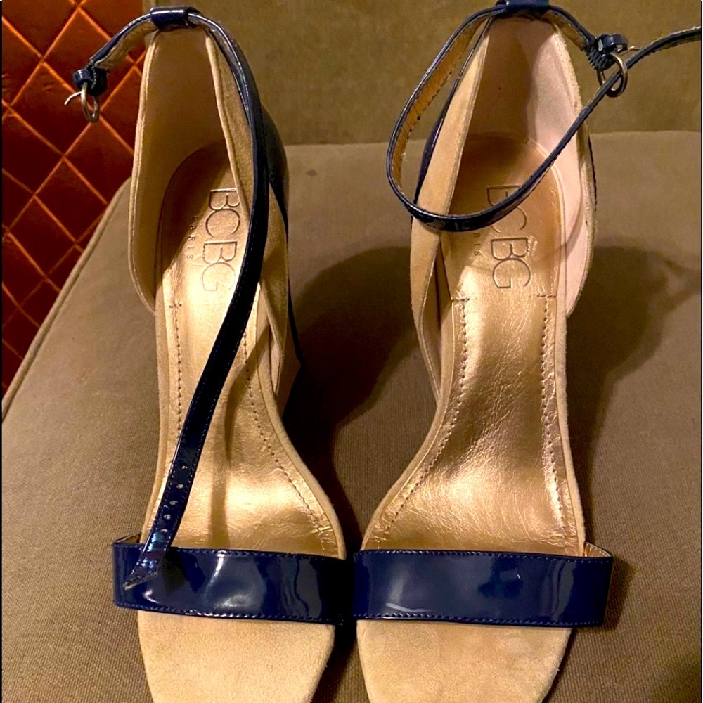 *New* NWOT Size 10 Navy Blue and Tan BCBG Wedge Sandals